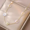Collana con catena dorata con dolci perle d'acqua dolce e ciondoli di cristallo di fiori colorati. - Collana con Perle d'Acqua Dolce e Fiori (X3675)