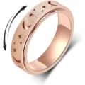 Dettaglio anello antistress in acciaio, finitura oro rosa opaco, stelle e luna intagliate. - Oro rosa