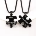 Vue détaillée du collier puzzle couple tendance en acier inoxydable, design noir chic. - Noir (Paire)