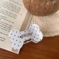 Kleine Knochen-Haarklammer mit schwarzen Punkten Detailansicht, süßes Haaraccessoire. - Weiß mit Schwarzen Punkten