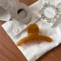 Détail de la pince à cheveux ambrée, accessoire élégant de style français sur tissu blanc, flatlay. - Papillon Petite (cszj22-0078) / Jaune d'automne
