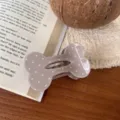 Nahaufnahme einer niedlichen kleinen Knochen Haarklammer mit stylischen Punkten für süßen Look. - Khaki Polka Dot