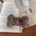 Koreanische Knochen-Haarklammer mit Leopardenmuster, Strasssteinen und goldenem Logo. - Strass Knochen Lazy Klammer / Leopardenprint