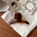 Vue détaillée de la pince à cheveux élégante écaille marron, accessoire chic quotidien. - Papillon Petite (cszj22-0078) / Marron Français Mat
