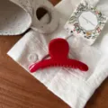 Gros plan d'une pince à cheveux rouge classique, accessoire élégant de style français chic. - Papillon Petite (cszj22-0078) / Rouge