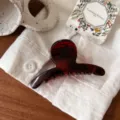 Klassieke haarklem van acetaat met schildpadmotief kleine elegante haarklem in detailweergave - Vlinder Klein (cszj22-0078) / Glanzend Schildpad