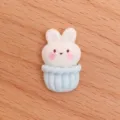 Primer plano detalle cabochon conejo de resina, adorable mejilla rosa decoracion manualidades. - Conejo Pastel