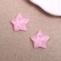 Primer plano detallado de encantadores dijes de estrella de resina rosa para accesorios DIY. - Clip de estrella de dibujos animados rosa (My Melody)
