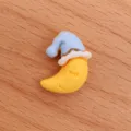 Detalle de dije de luna durmiente de resina, accesorio DIY ideal para fundas de móvil. - Luna