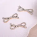 Primer plano detallado de accesorios DIY con lazos de pedrería brillante, cristales en oro. - Dorado