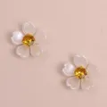 Primer plano detalle de parche DIY de flor perla blanca con brillante estrás amarillo. - Amarillo