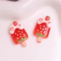 Detalle de encantadores dijes de resina de helado de fresa para accesorios de manualidades. - Polo de fresa, 1 unidad