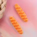 Primer plano detallado de dijes de resina en miniatura de pan baguette para manualidades. - Estilo 3