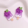 Nahaufnahme von süßen lila Trauben Eis am Stiel Harz Cabochons, ideal für DIY Handyhülle. - Traubeneis am Stiel