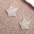 Gros plan de cabochons en résine en forme d'étoile ondulée translucide, texture fine pour bricolage. - Blanc