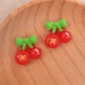 Detalle de dije DIY cereza de resina, lindo cabochon de fruta roja con hermoso lazo verde. - Cereza