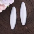 Detalle de pinzas para el cabello de tela estilo coreano en color crema, forma ovalada. - Azul