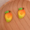 Vista detallada de dijes de mango de resina, ideal para funda de teléfono y accesorios DIY. - Mango