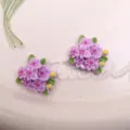 Primer plano detalle de cabujones de flores de resina morada con hojas para manualidades - Púrpura