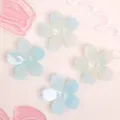 Primer plano detallado de accesorios de dijes DIY de flores de 5 pétalos con purpurina azul. - Azul y Blanco