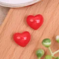 Primer plano de dijes de resina de corazón rojo brillante para decoración de fundas hechas a mano. - Rojo Una Pieza