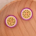 Detail de breloque tranche de fruit en resine, style dessin anime, ideal pour projets DIY. - Fruit de la passion