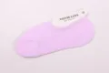 Detail view of a light purple low-cut invisible boat sock with tag, cotton material. - One Size / Purple