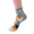 Vue détaillée de chaussettes mi-hautes en coton gris avec motif de chiot mignon, doux. - Taille unique / Gris clair