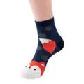 Gros plan détail de chaussettes mi-hautes pour femmes en coton bleu avec motif de renard. - Taille unique / Bleu Marine