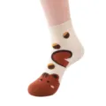 Vue détaillée de chaussettes mi-hautes en coton pour femmes avec motif d'animaux mignons. - Taille unique / Khaki Clair