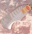 Vue détaillée de chaussettes basses grises pour hommes avec semelle éponge et étiquette. - Taille unique / Gris Clair Homme