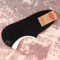 Gros plan d'une chaussette invisible noire à semelle éponge basse avec étiquette et carton. - Taille unique / Bleu Marine pour Homme