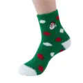 Nahaufnahme der flauschigen grünen Weihnachtssocken mit süßem Weihnachtsmannmuster und weichem Material. - Größe 37-42 / Grün Weihnachtsmann