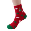 Nahaufnahme der kuscheligen roten Plüschweihnachtssocken mit niedlichen Musterdetails. - Größe 37-42 / Roter Punktbaum