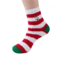 Detailansicht von Weihnachtskorallenfleece-Socken mit süßem Rentiermotiv und roten Streifen. - Größe 37-42 / Rot Weiß Gestreiftes Rentier