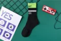 Detailansicht von Herren Baumwoll-Mittelrohr-Sportocken mit Buchstabenmustern und Bündchen. - EU 40-44 / Schwarz