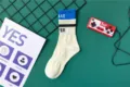 Herren Baumwoll Sport Socken mit Buchstaben Strickdesign, bequeme mittelhohe Freizeitkleidung. - EU 40-44 / Weiß