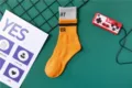 Herren Baumwoll Sportsocken mit Rippstrick und Buchstaben Design für Basketball und Freizeit - EU 40-44 / Gelb