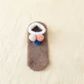 Calzini peluche da donna con pon pon, morbide calze antiscivolo calde per comfort in casa - Taglia 35-42 / Stile con pompon marrone chiaro
