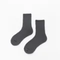 Vue détaillée de chaussettes côtelées gris foncé, coton doux, design basique épuré - Taille unique / Gris foncé