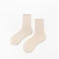 Vue détaillée de chaussettes unies beige pour femmes à côtes, texture en coton doux et confortable. - Taille unique / Chair