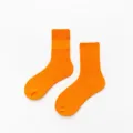 Gros plan de chaussettes côtelées orange vif, tissu en coton doux texturé detail. - Taille unique / Orange