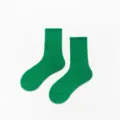 Gros plan de chaussettes en coton vert vif, design côtelé classique et élégant. - Taille unique / Vert Foncé