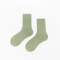Gros plan détaillé de chaussettes montantes en coton vert clair avec texture tricotée. - Taille unique / Vert Avocat