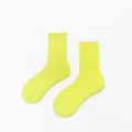 Détail de chaussettes mi-hautes jaune néon, gros plan chaussettes de sport coton. - Taille unique / Jaune Néon
