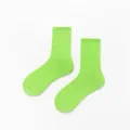 Vue détaillée des chaussettes en coton vert vif, montrant le bord côtelé et le tissu. - Taille unique / Vert Fluorescent