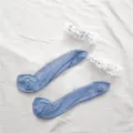Calzini trasparenti blu in seta di vetro con volant in pizzo bianco per la stagione estiva. - Taglia unica / Blu