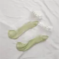 Calzini corti estivi in rete trasparente sottile con volant in pizzo bianco e verde chiaro. - Taglia unica / Verde