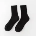 Schwarze Baumwoll-Sportsocken mit Frotteesohle Detail zeigen dicke Polsterstruktur. - Größen 39 bis 44 / Schwarz