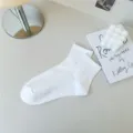 Damen einfarbige weisse Crew Socken atmungsaktive Baumwolle taegliche bequeme minimalistische Socken - Gebrochenes Weiß